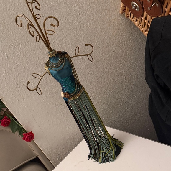 Elegant Jewelry Holder with Blue and Green Accents - Picture 2 of 3